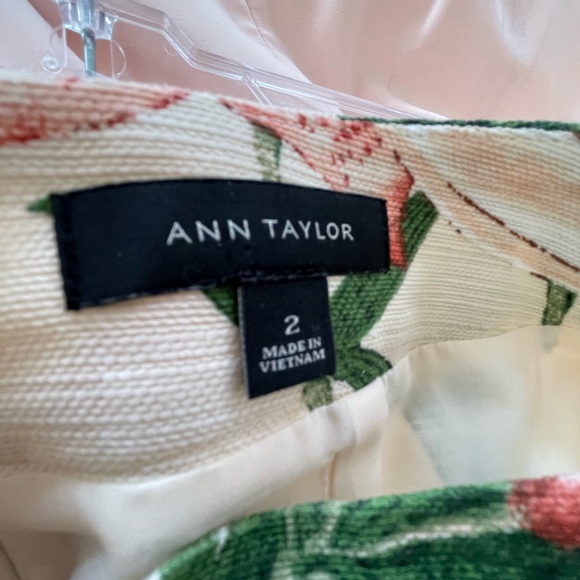 Ann Taylor lined fitted skirt with zipper closure. - Picture 4 of 4